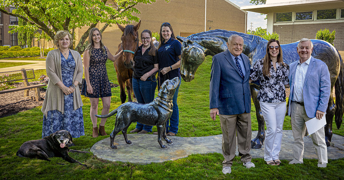 NACC immortalizes pair with sculpture unveiling